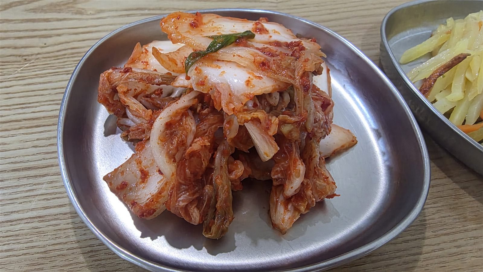 갓 무친 듯한 김치