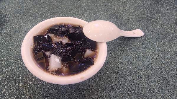 검은 젤리 디저트