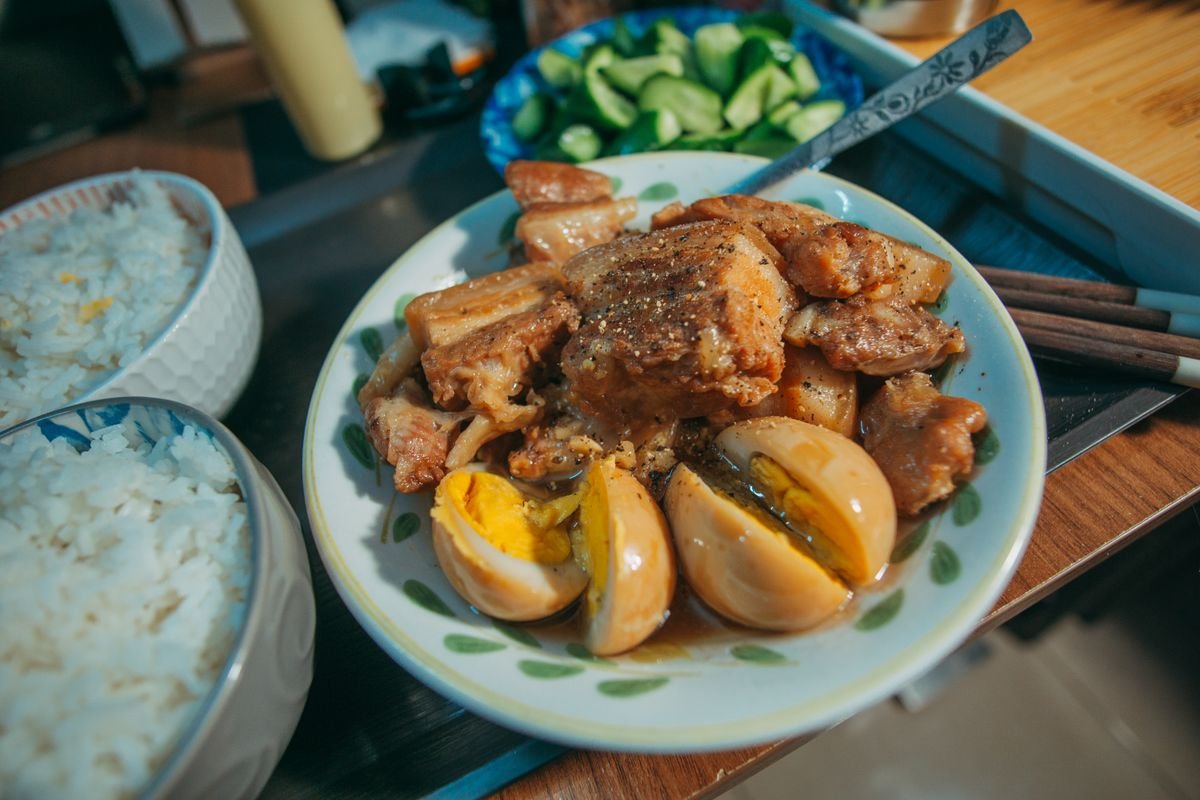 밥과 고기 반찬 중심의 필리핀 가정식 한 상